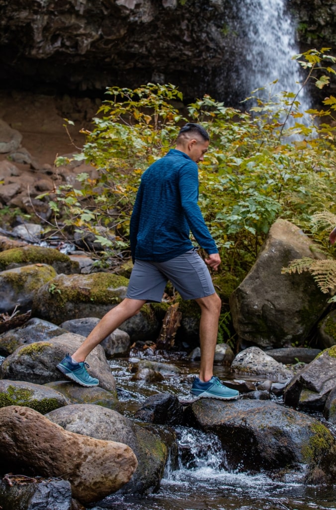 Image features the men's Cascade Trail Low in grey/navy.